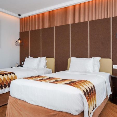 Cambridge Hotel Medan Exterior photo
