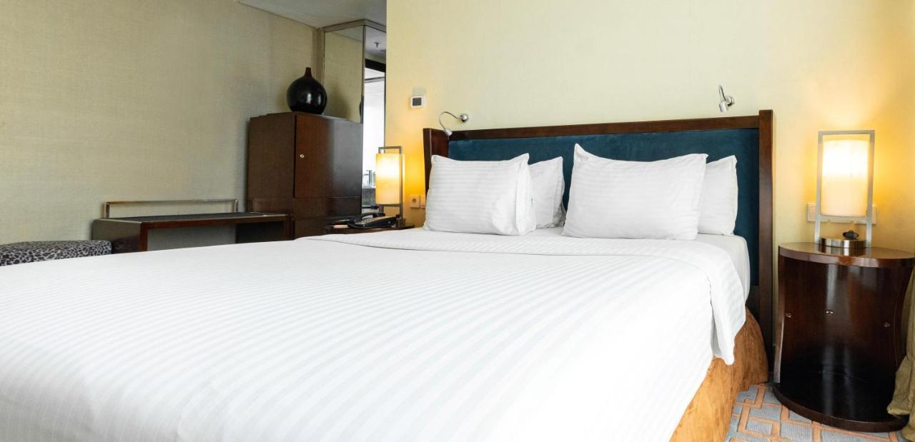 Cambridge Hotel Medan Exterior photo