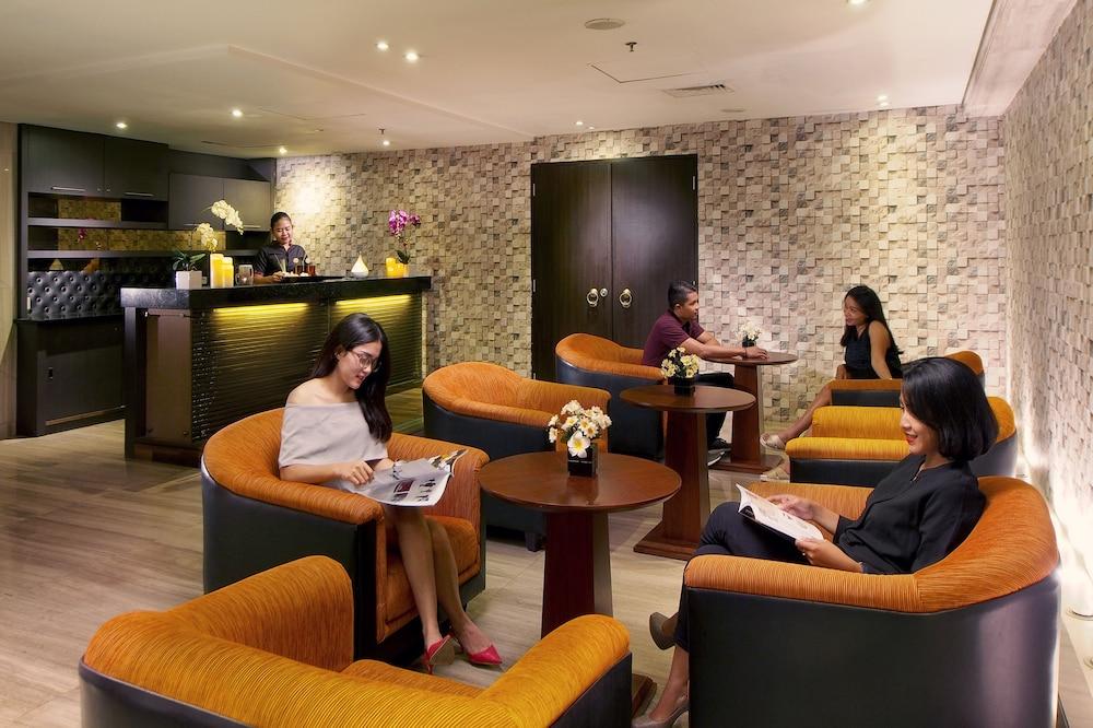Cambridge Hotel Medan Exterior photo