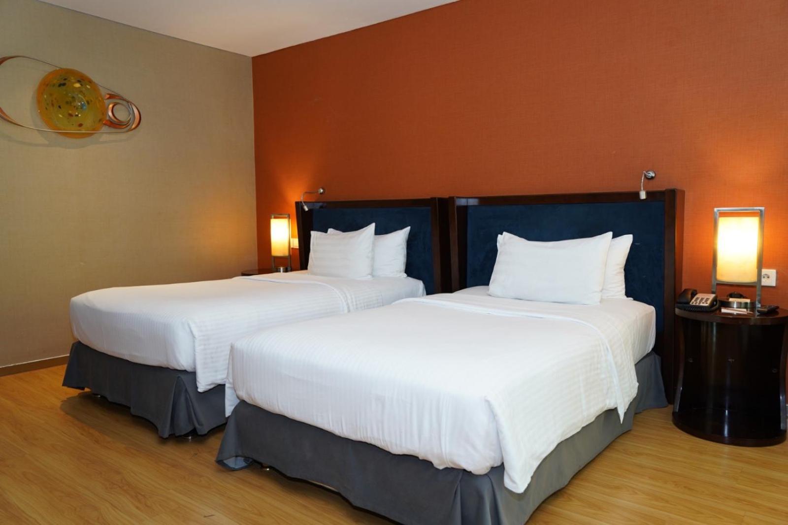 Cambridge Hotel Medan Exterior photo