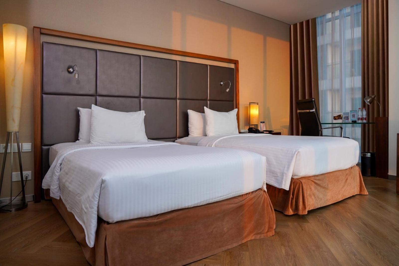 Cambridge Hotel Medan Exterior photo