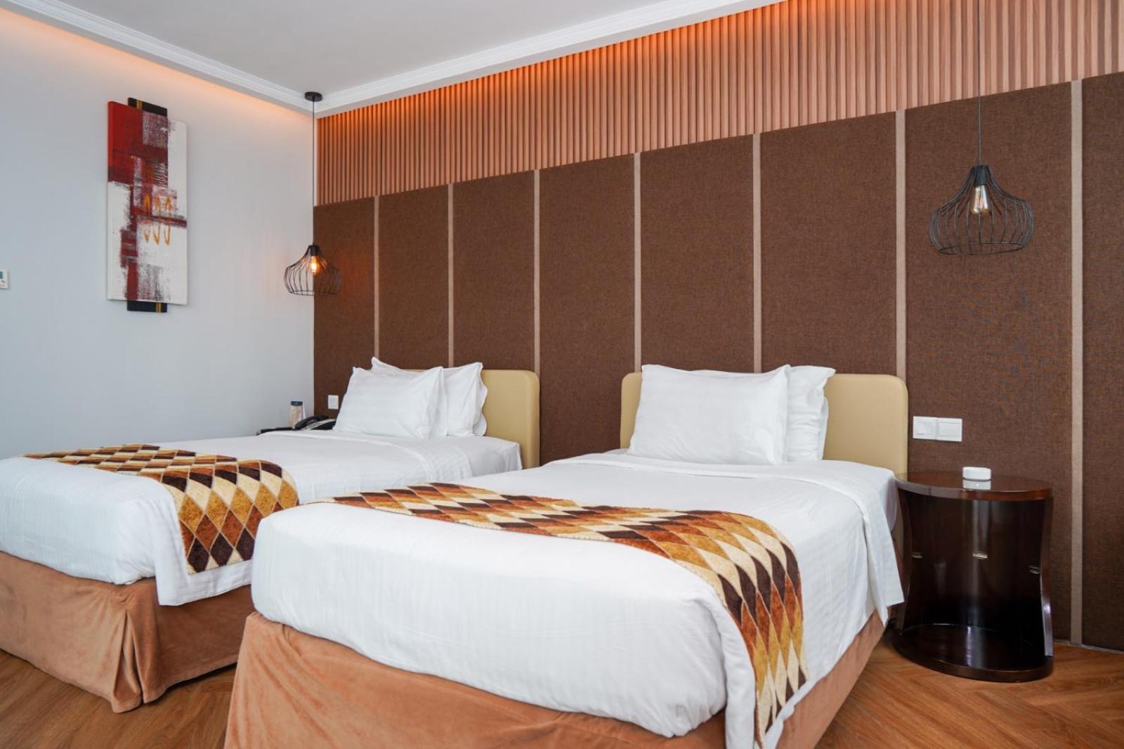 Cambridge Hotel Medan Exterior photo