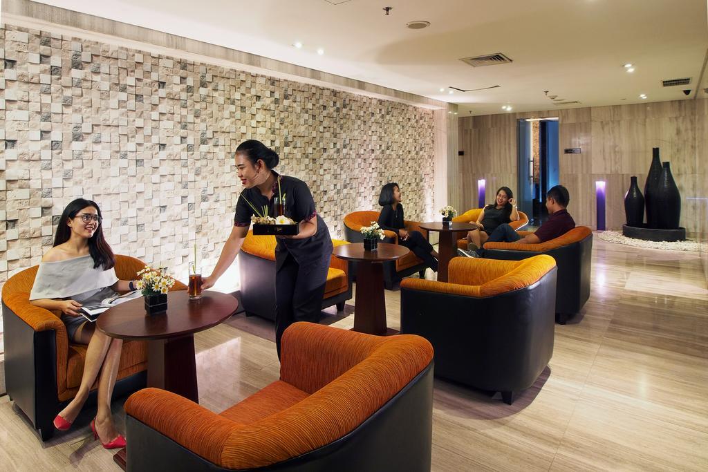 Cambridge Hotel Medan Exterior photo