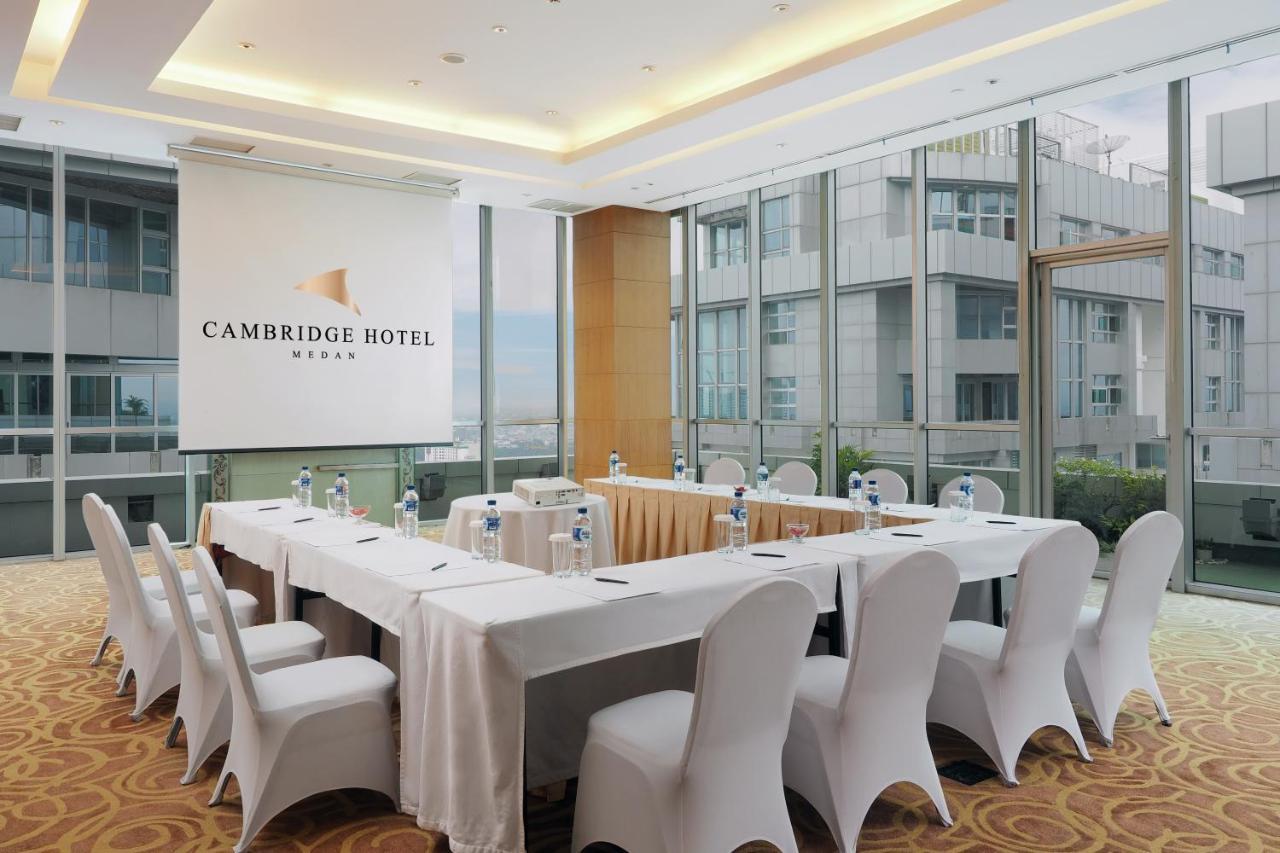 Cambridge Hotel Medan Exterior photo