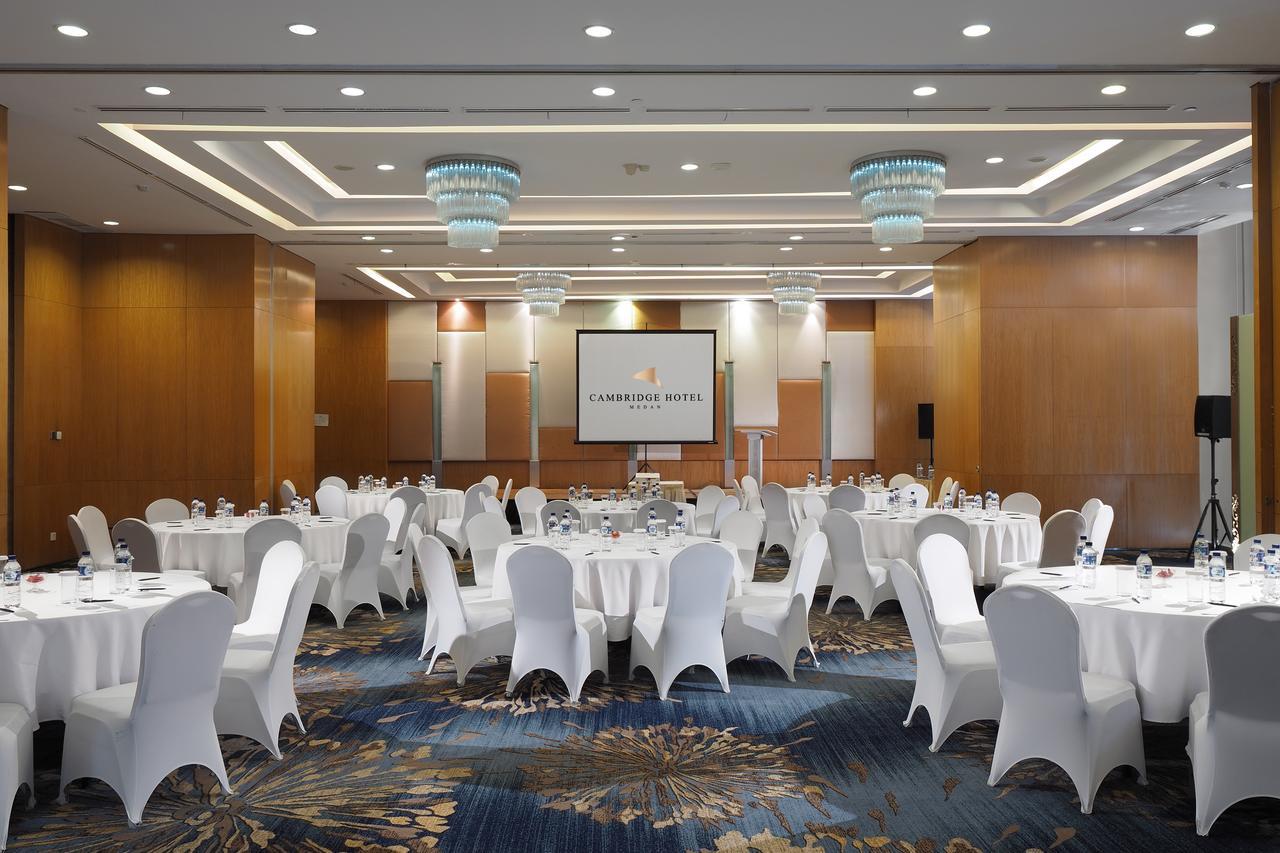 Cambridge Hotel Medan Exterior photo