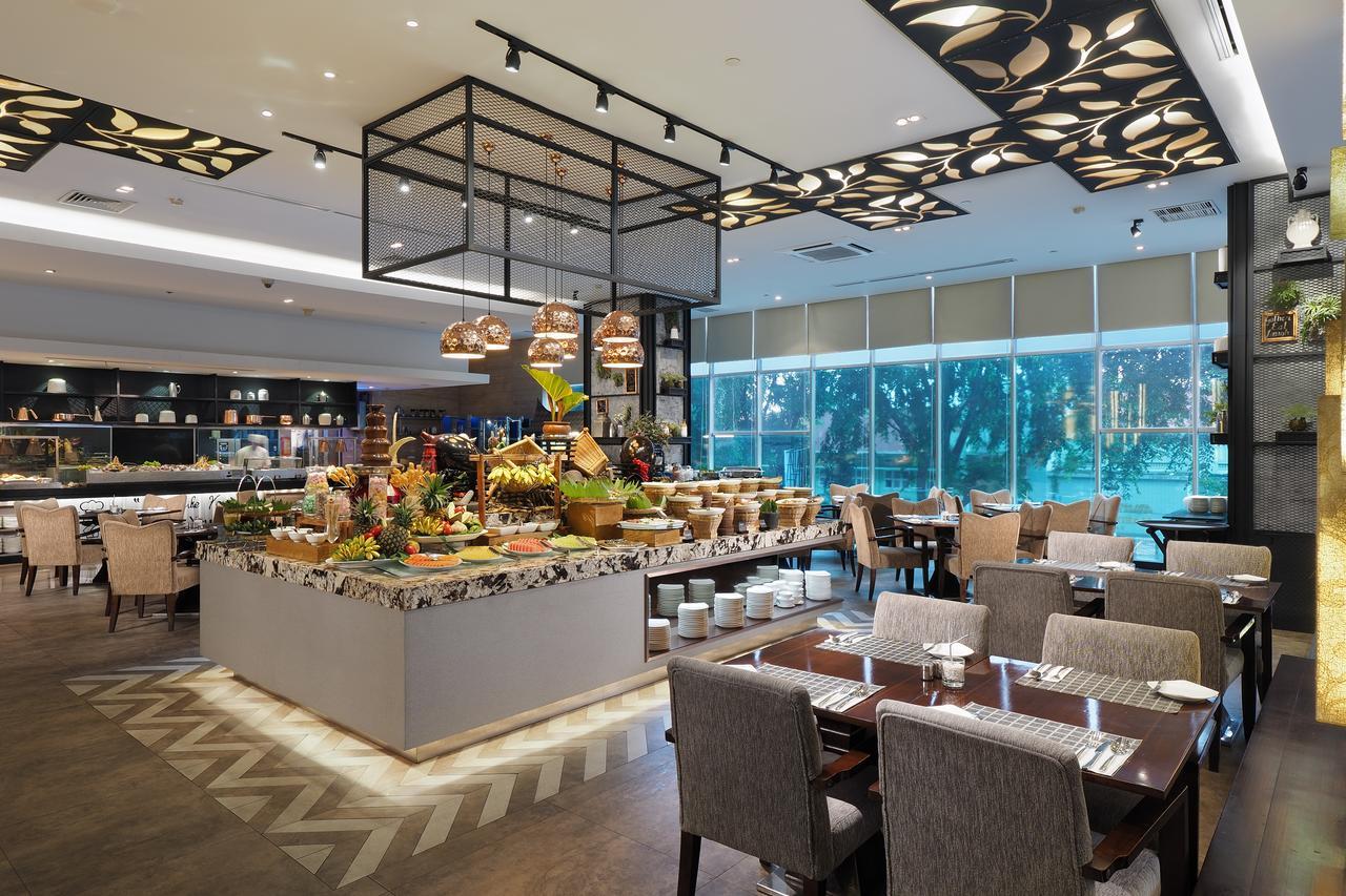 Cambridge Hotel Medan Exterior photo