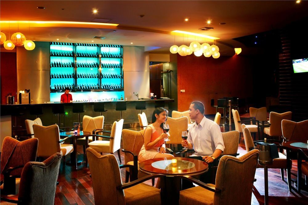 Cambridge Hotel Medan Exterior photo