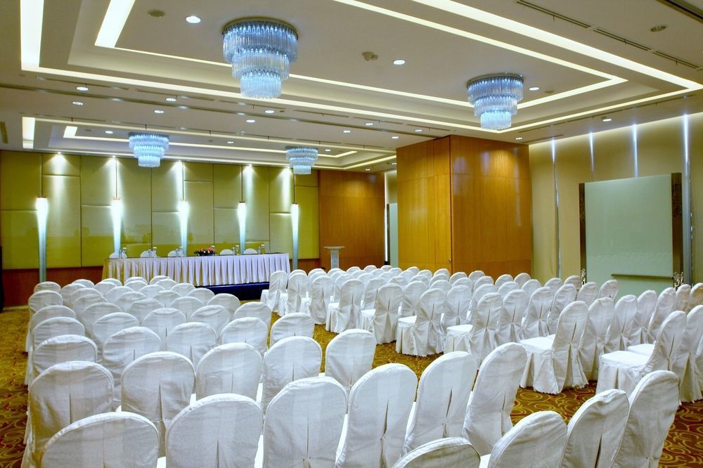 Cambridge Hotel Medan Exterior photo