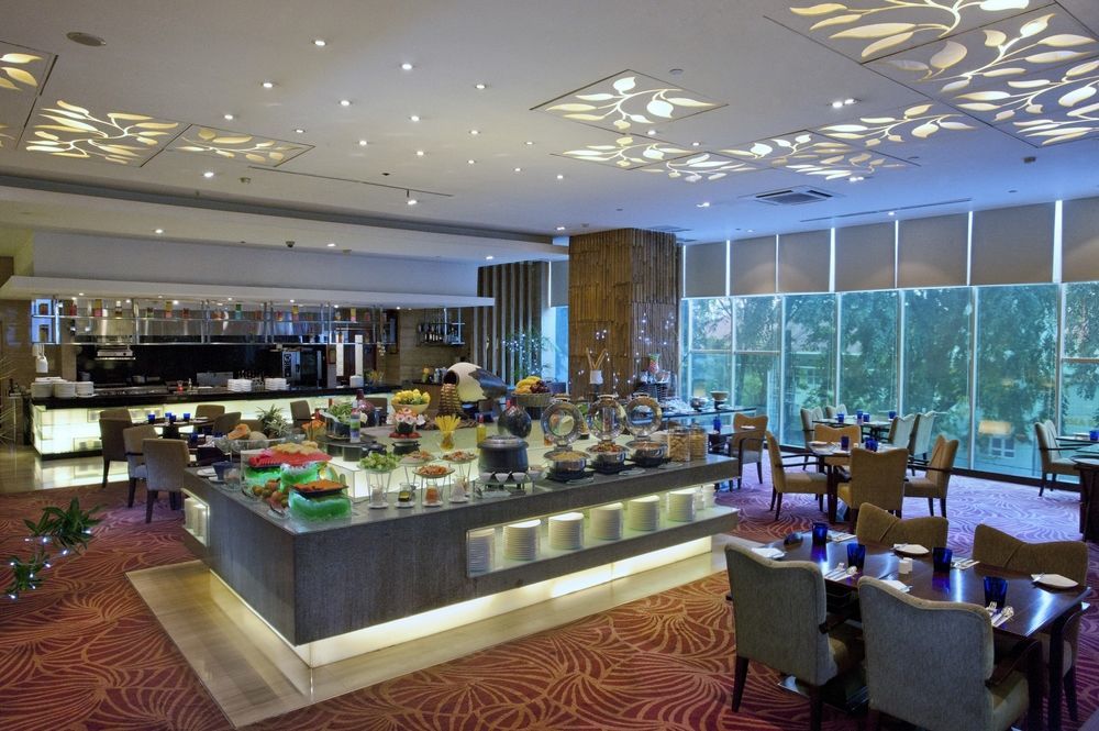 Cambridge Hotel Medan Exterior photo